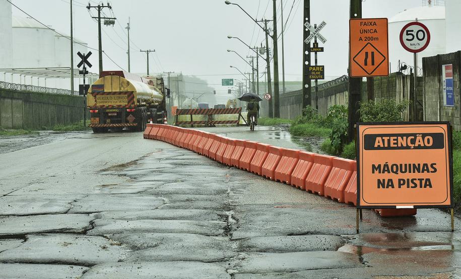 Bloqueio que estava na avenida Coronel Santa Rita foi estendido até a rua Ludovica Bório. Com isso, o acesso ao Porto de Paranaguá é feito em pista simples, somente na faixa da esquerda. Já o sentido contrário foi completamente bloqueado.