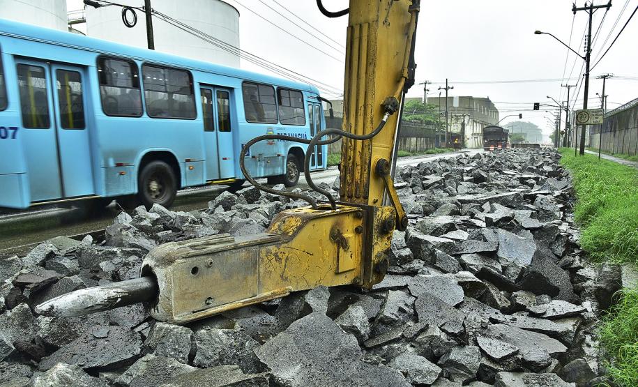 Bloqueio que estava na avenida Coronel Santa Rita foi estendido até a rua Ludovica Bório. Com isso, o acesso ao Porto de Paranaguá é feito em pista simples, somente na faixa da esquerda. Já o sentido contrário foi completamente bloqueado.