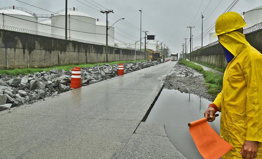 Bloqueio que estava na avenida Coronel Santa Rita foi estendido até a rua Ludovica Bório. Com isso, o acesso ao Porto de Paranaguá é feito em pista simples, somente na faixa da esquerda. Já o sentido contrário foi completamente bloqueado.