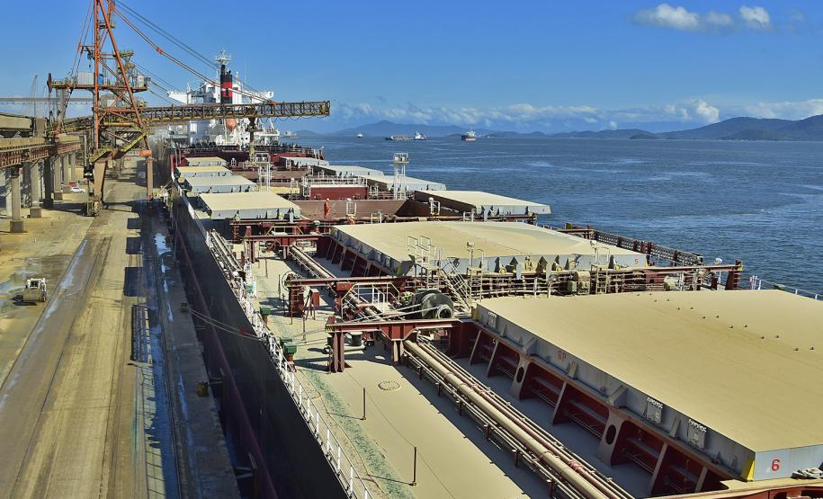 Desde janeiro até outubro, o porto exportou 19,2 milhões de toneladas destes produtos. A quantidade é 13% maior que o alcançado em todo o ano passado, quando foram 17 milhões de toneladas.