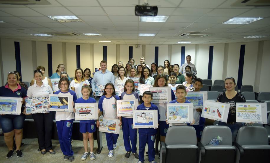 Assinatura entre os Portos do Paraná e as prefeituras de Paranaguá e Antonina aconteceu nesta quarta-feira (14). Pelo quinto ano consecutivo, estudantes vão participar de atividades de educação ambiental por meio de visitas ao Porto de Paranaguá.