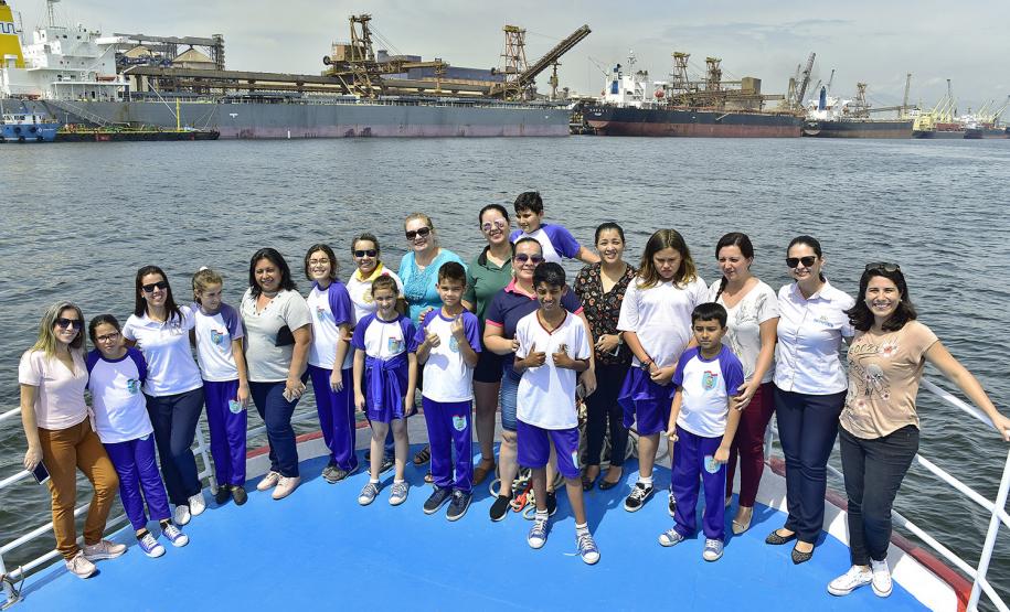 Assinatura entre os Portos do Paraná e as prefeituras de Paranaguá e Antonina aconteceu nesta quarta-feira (14). Pelo quinto ano consecutivo, estudantes vão participar de atividades de educação ambiental por meio de visitas ao Porto de Paranaguá.