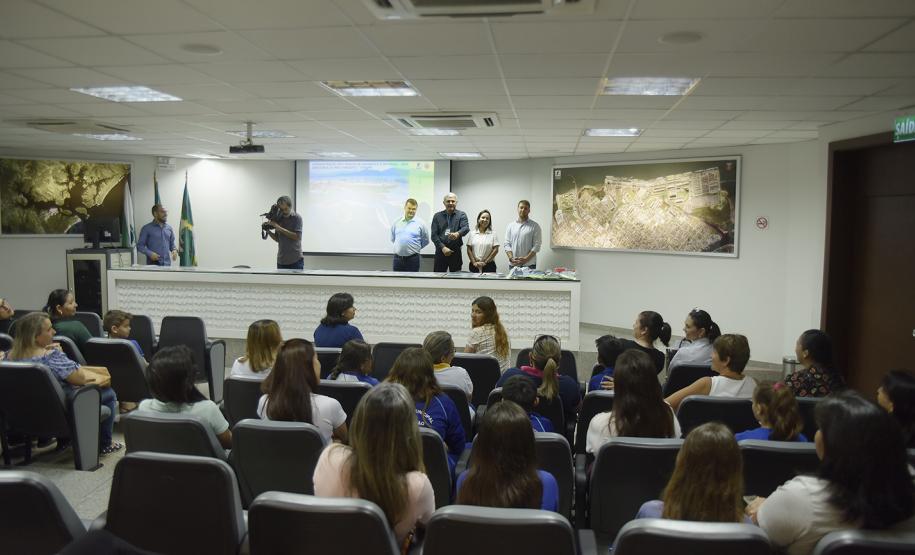 Assinatura entre os Portos do Paraná e as prefeituras de Paranaguá e Antonina aconteceu nesta quarta-feira (14). Pelo quinto ano consecutivo, estudantes vão participar de atividades de educação ambiental por meio de visitas ao Porto de Paranaguá.