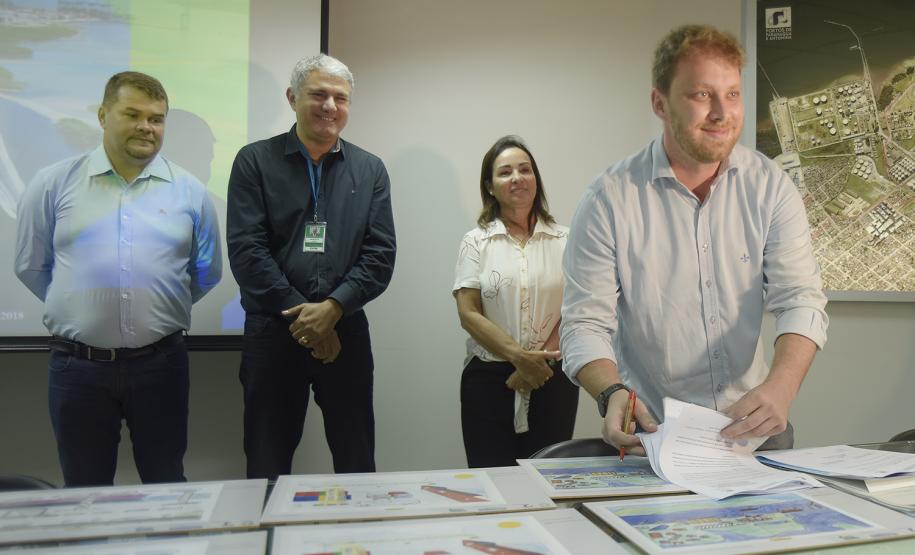 Assinatura entre os Portos do Paraná e as prefeituras de Paranaguá e Antonina aconteceu nesta quarta-feira (14). Pelo quinto ano consecutivo, estudantes vão participar de atividades de educação ambiental por meio de visitas ao Porto de Paranaguá.