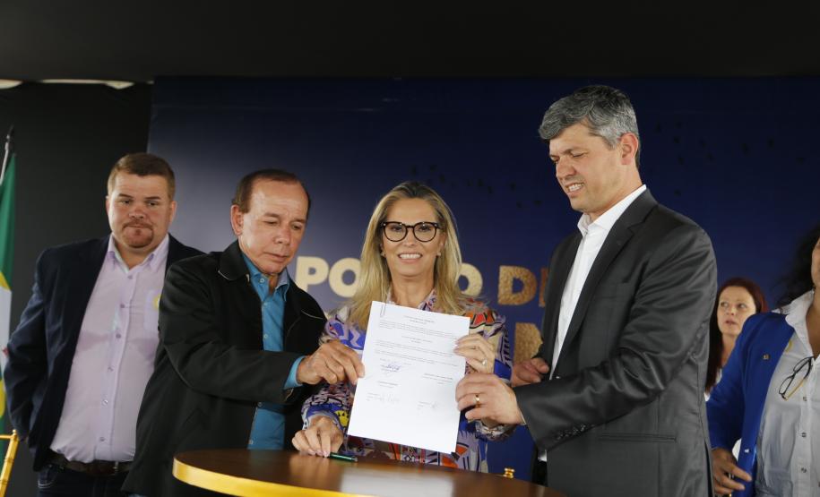 O Porto de Paranaguá ganha mais capacidade de embarque com os dois novos conjuntos de obras, que somam R$ 509 milhões em investimentos. Uma é a dragagem do canal de acesso ao porto.