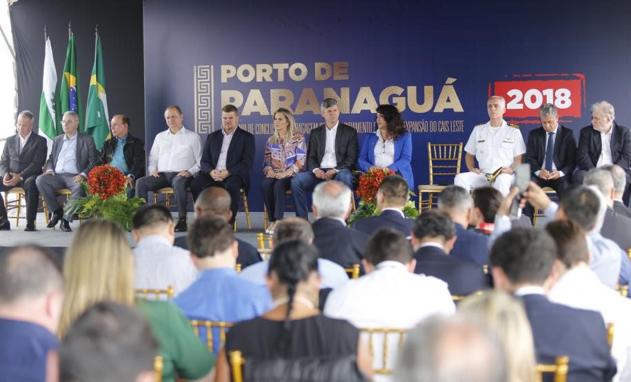 O Porto de Paranaguá ganha mais capacidade de embarque com os dois novos conjuntos de obras, que somam R$ 509 milhões em investimentos. Uma é a dragagem do canal de acesso ao porto.