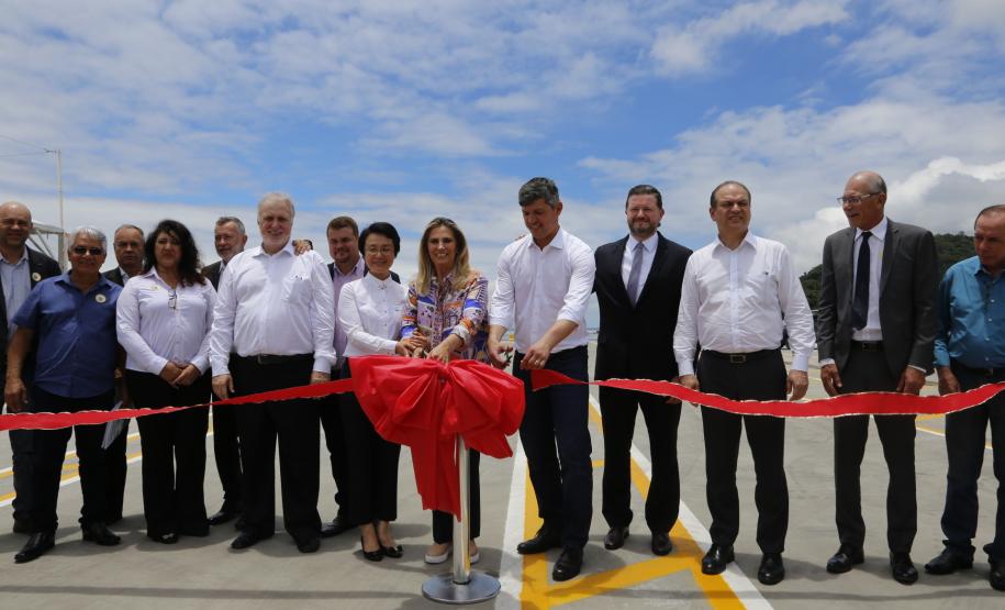 O Porto de Paranaguá ganha mais capacidade de embarque com os dois novos conjuntos de obras, que somam R$ 509 milhões em investimentos. Uma é a dragagem do canal de acesso ao porto. A outra é a expansão do novo cais de atracação de navios da TCP - empresa que administra o Terminal de Contêineres de Paranaguá. As obras foram entregues nesta quinta-feira (22), com a presença da governadora Cida Borghetti e do ministro dos Transportes, Portos e Aviação Civil, Valter Casimiro.