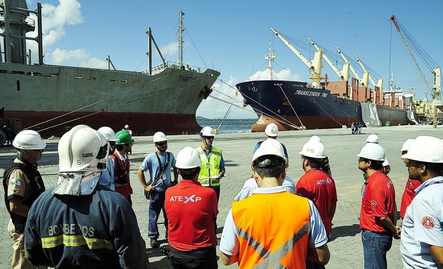 Appa realizará simulado de emergência O Porto de Paranaguá realiza na próxima quinta-feira (13), à partir das 8h30, um exercício de simulação de atendimento de acidente, de acordo com as hipóteses previstas no Plano de Emergência Individual da Administração dos Portos de Paranaguá e Antonina (Appa). O objetivo é manter as equipes capacitadas para responder de forma rápida, adequada e eficiente as situações imprevistas, caso necessário.