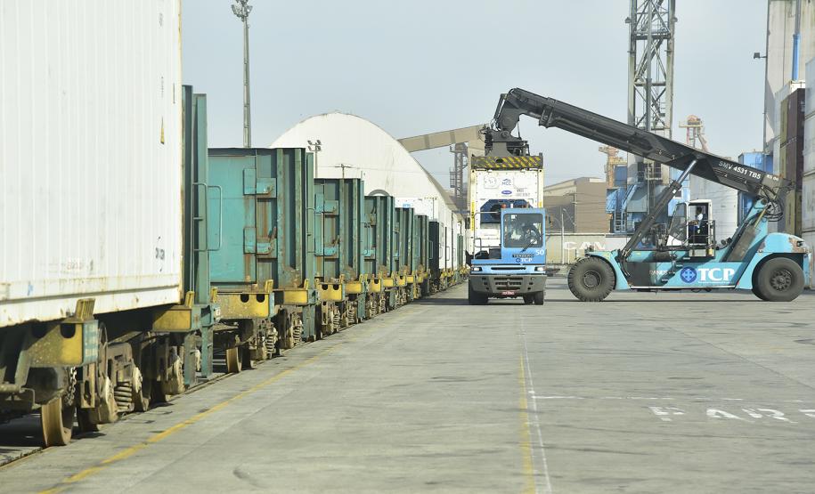 Portos do Paraná discutem melhorias no transporte ferroviário