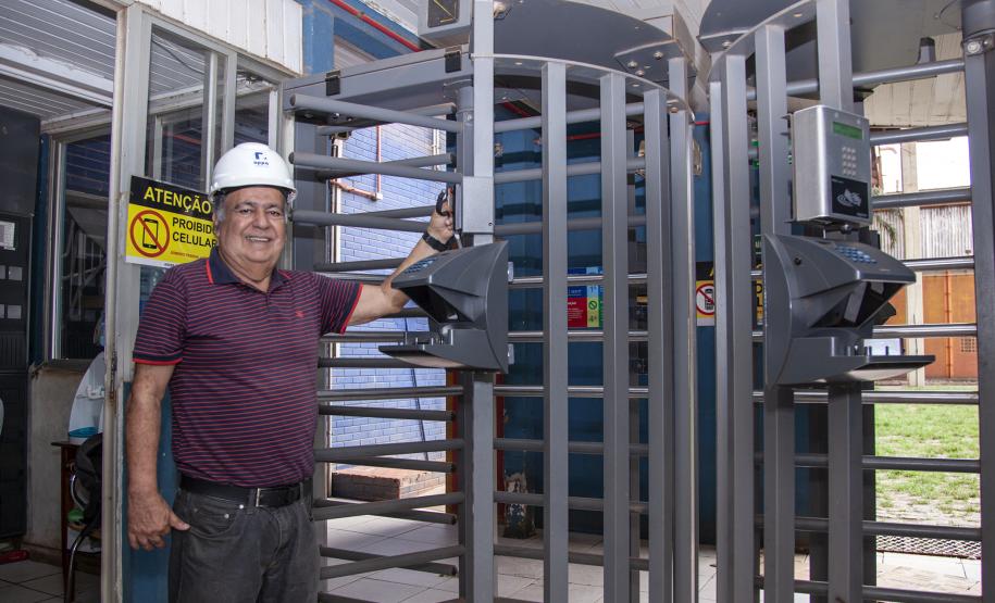 Admitido no dia 04 de abril de 1964, no próximo mês o senhor Jacimir completa 55 anos de trabalho no Porto de Paranaguá. Ele entrou como auxiliar administrativo e já passou por diversos setores. Há 30 anos, é conferente de capatazia. Hoje, trabalha nas balanças dos Silos Públicos.