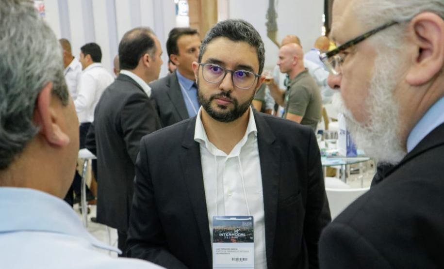 Comunidade portuária se une para ampliar negócios Empresas participam juntas da Intermodal South America, maior feira de logística da América Latina, que acontece em São Paulo. O grupo se reúne no stand dos Portos do Estado, o maior espaço da feira, com movimento de até 3 mil pessoas por dia.