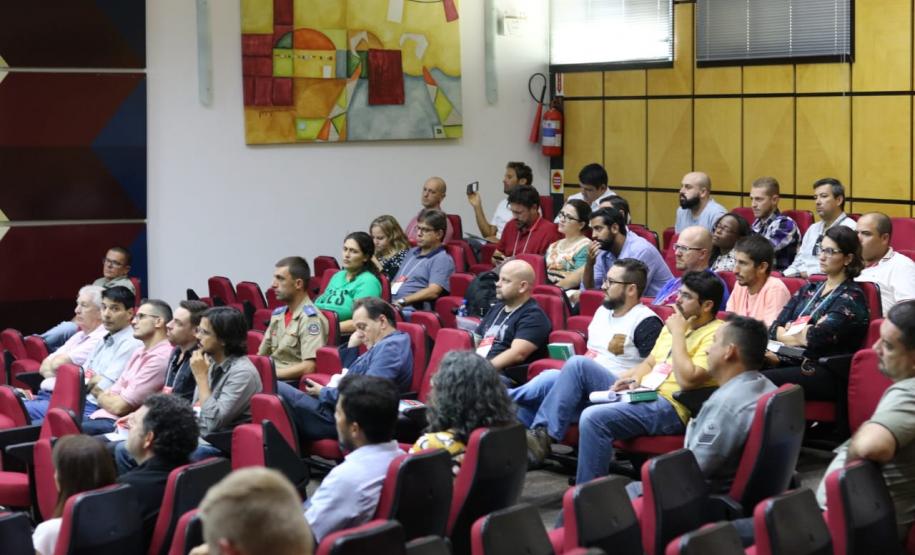 Cooperaportos A equipe da Diretoria de Meio Ambiente da Administração dos Portos do Paraná participa, no Porto de Itajaí, em Santa Catarina, do 25º Cooperaportos. O evento termina hoje (22/03), e os profissionais voltam ao Estado com a proposta de que o Porto de Paranaguá sedie a próxima edição do evento, por ser referência nacional em gestão ambiental portuária.