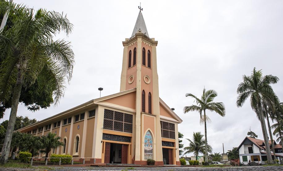Porto vai revitalizar vias de acesso ao Santuário de Nossa Senhora do Rocio Representando o reitor do Santuário, o padre Joaquim Parron comemorou os anúncios e as parcerias firmadas. “Esse momento é histórico. Estão juntos o Governo do Estado, os Portos, a Prefeitura e a comunidade. É uma vitória muito grande, ver forças de grandes instituições trabalhando pelo Rocio, em prol da população e dos peregrinos e turistas que por aqui passam”, disse.