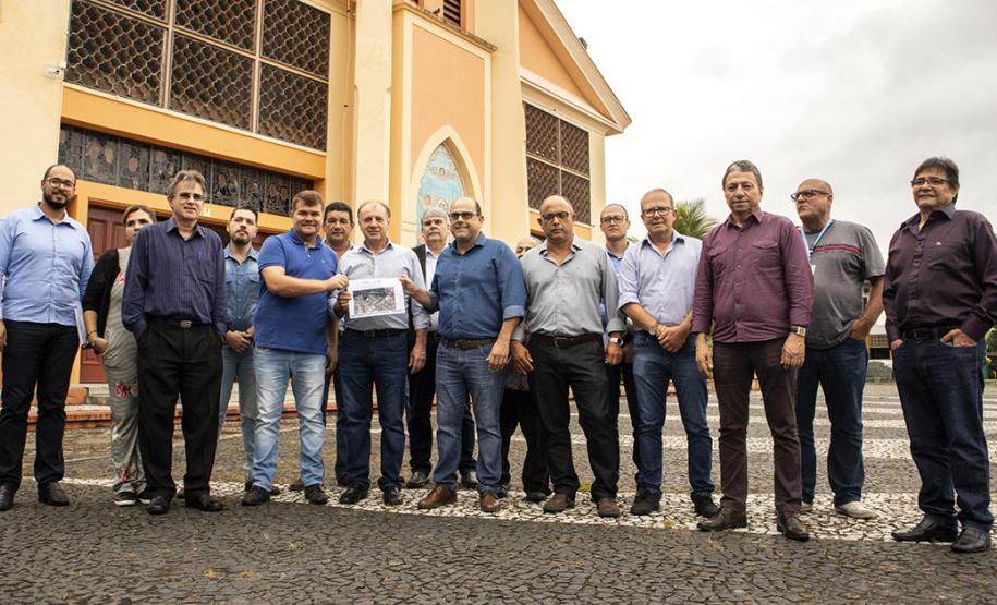 Porto vai revitalizar vias de acesso ao Santuário de Nossa Senhora do Rocio Os Portos do Paraná farão convênio com o Município de Paranaguá para recuperar as vias do entorno do Santuário Estadual de Nossa Senhora do Rocio. A obra visa melhorar o acesso da comunidade local, dos visitantes e peregrinos. O anúncio foi feito nesta terça-feira (27), no salão paroquial do Santuário.
