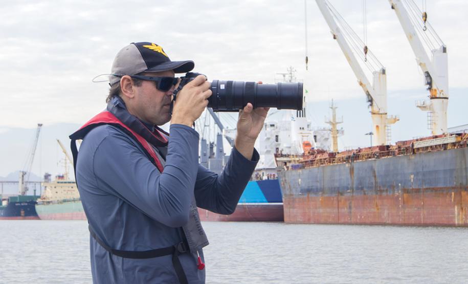 A cada três meses, um especialista contratado pela Administração dos Portos do Paraná passa seis dias monitorando os botos-cinza, golfinhos, que vivem na região. Na área interna, de Pontal a Antonina, são quase cem quilômetros percorridos para acompanhar os animais, que se deslocam e pescam em grupos no entorno dos portos de Paranaguá e Antonina.