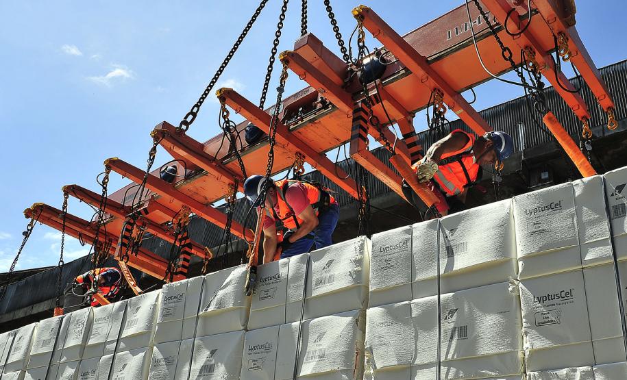 Tempo de espera dos navios nos Portos do Paraná diminui 46%