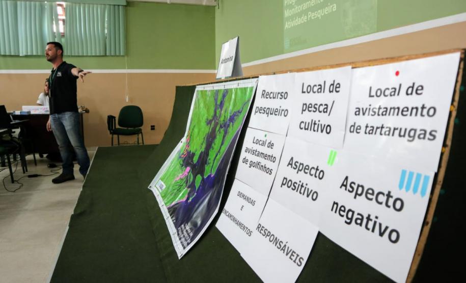 Portos do Paraná promovem em Antonina seminário sobre pesca Portos do Paraná promoveram nesta segunda-feira (15), em Antonina, o 3.º Seminário da Pesca no Colégio Estadual Brasilio Machado. 30 pescadores e marisqueiras se reuniram com a equipe da Diretoria de Meio Ambiente para receber o resultado do monitoramento da atividade pesqueira na região.