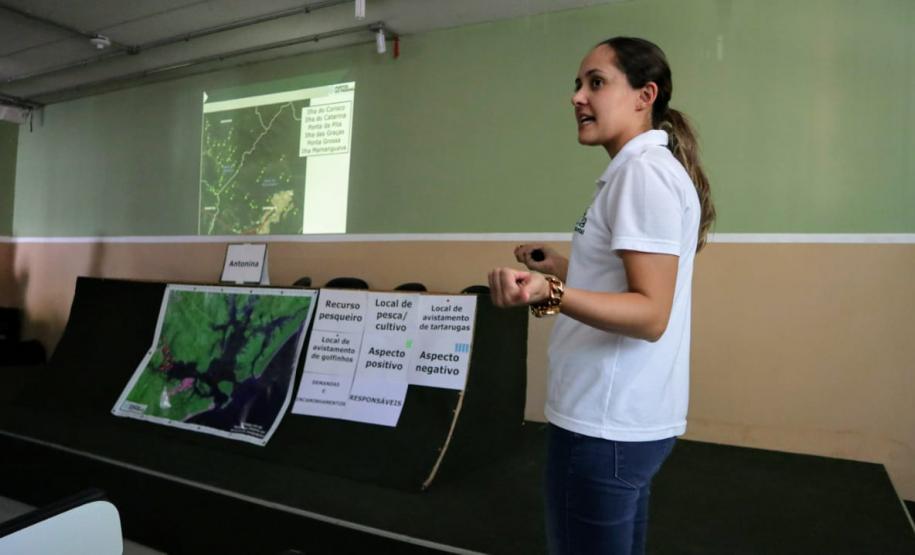 Portos do Paraná promovem em Antonina seminário sobre pesca Portos do Paraná promoveram nesta segunda-feira (15), em Antonina, o 3.º Seminário da Pesca no Colégio Estadual Brasilio Machado. 30 pescadores e marisqueiras se reuniram com a equipe da Diretoria de Meio Ambiente para receber o resultado do monitoramento da atividade pesqueira na região.
