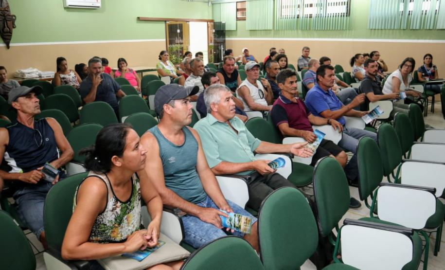 Portos do Paraná promovem em Antonina seminário sobre pesca Portos do Paraná promoveram nesta segunda-feira (15), em Antonina, o 3.º Seminário da Pesca no Colégio Estadual Brasilio Machado. 30 pescadores e marisqueiras se reuniram com a equipe da Diretoria de Meio Ambiente para receber o resultado do monitoramento da atividade pesqueira na região.