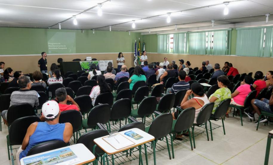 Portos do Paraná promovem em Antonina seminário sobre pesca Portos do Paraná promoveram nesta segunda-feira (15), em Antonina, o 3.º Seminário da Pesca no Colégio Estadual Brasilio Machado. 30 pescadores e marisqueiras se reuniram com a equipe da Diretoria de Meio Ambiente para receber o resultado do monitoramento da atividade pesqueira na região.