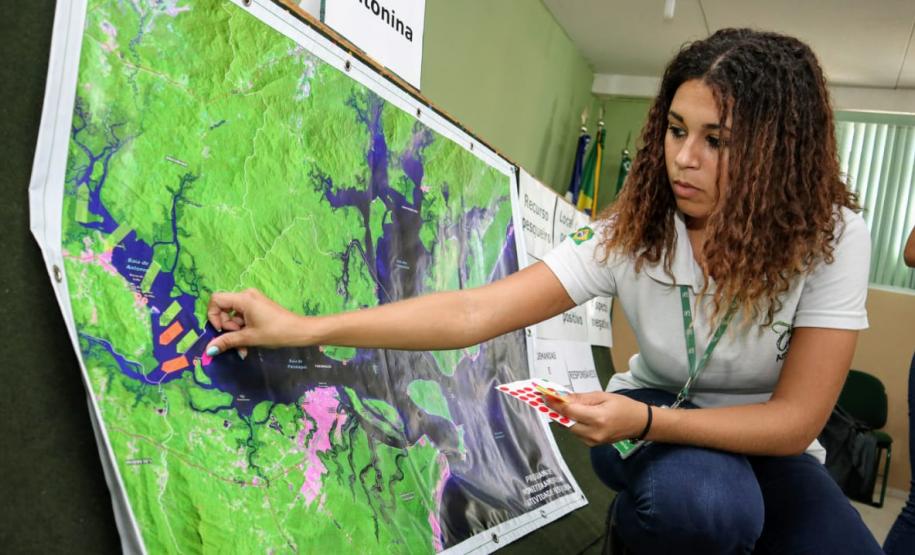 Portos do Paraná promovem em Antonina seminário sobre pesca Portos do Paraná promoveram nesta segunda-feira (15), em Antonina, o 3.º Seminário da Pesca no Colégio Estadual Brasilio Machado. 30 pescadores e marisqueiras se reuniram com a equipe da Diretoria de Meio Ambiente para receber o resultado do monitoramento da atividade pesqueira na região.