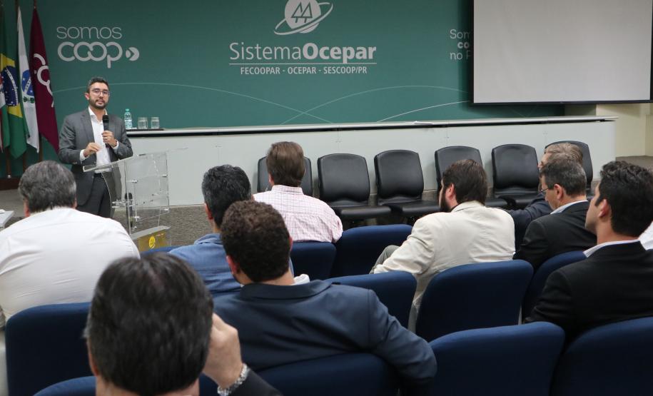 Um dos assuntos principais tratados no encontro técnico desta terça-feira (16) foram os projetos e ações dos Portos do Paraná. A administração dos Portos do Paraná falou, nesta terça-feira (16), para representantes do setor produtivo do Estado. O cenário atual da atividade portuária no Paraná, dados estatísticos, obras em andamentos e projetos futuros foram os assuntos apresentados pelo diretor-presidente Luiz Fernando Garcia durante uma oficina técnica, no auditório do Sistema Ocepar.