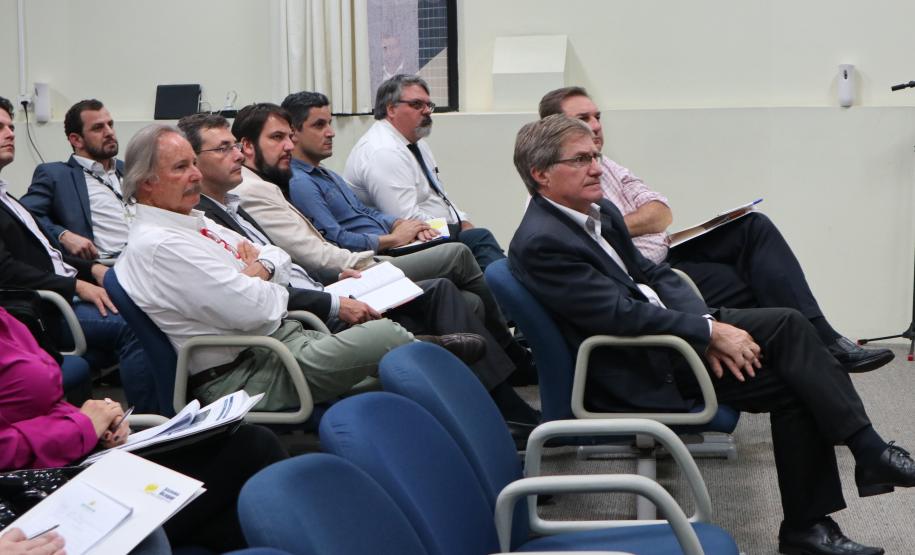 Um dos assuntos principais tratados no encontro técnico desta terça-feira (16) foram os projetos e ações dos Portos do Paraná. A administração dos Portos do Paraná falou, nesta terça-feira (16), para representantes do setor produtivo do Estado. O cenário atual da atividade portuária no Paraná, dados estatísticos, obras em andamentos e projetos futuros foram os assuntos apresentados pelo diretor-presidente Luiz Fernando Garcia durante uma oficina técnica, no auditório do Sistema Ocepar.