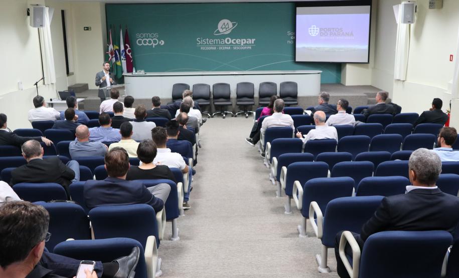Um dos assuntos principais tratados no encontro técnico desta terça-feira (16) foram os projetos e ações dos Portos do Paraná. A administração dos Portos do Paraná falou, nesta terça-feira (16), para representantes do setor produtivo do Estado. O cenário atual da atividade portuária no Paraná, dados estatísticos, obras em andamentos e projetos futuros foram os assuntos apresentados pelo diretor-presidente Luiz Fernando Garcia durante uma oficina técnica, no auditório do Sistema Ocepar.