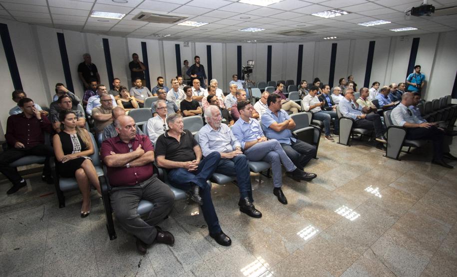 Além de sobrevoarem a área de abrangência dos dois portos, os representantes do Governo do Estado realizaram visita técnica ao cais do Porto de Paranaguá e, na sede administrativa, conversaram com empresários e colaboradores