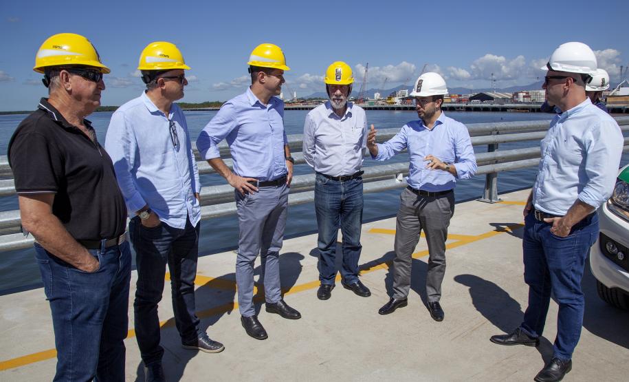 Além de sobrevoarem a área de abrangência dos dois portos, os representantes do Governo do Estado realizaram visita técnica ao cais do Porto de Paranaguá e, na sede administrativa, conversaram com empresários e colaboradores