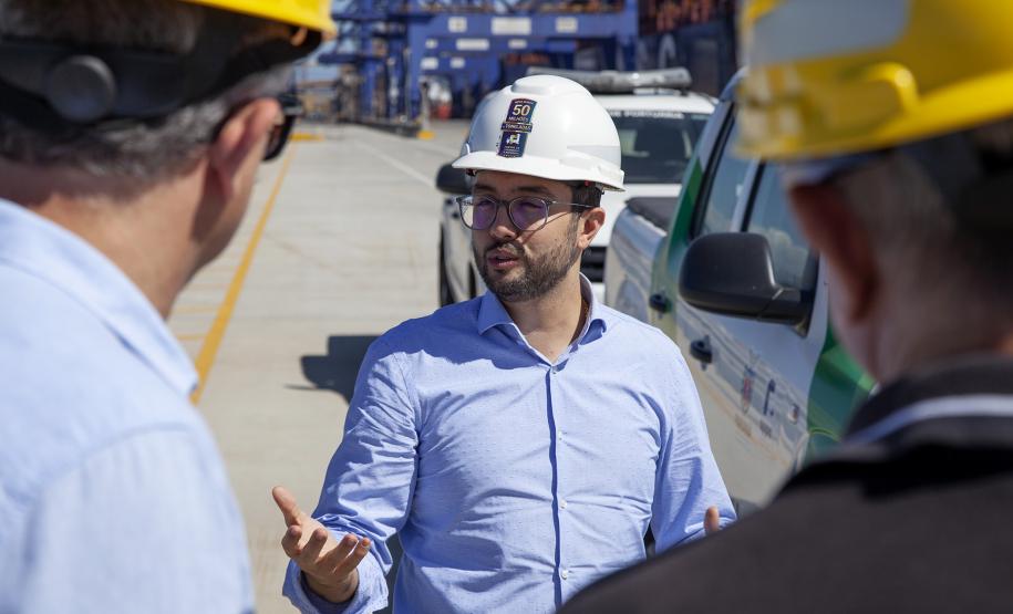 Além de sobrevoarem a área de abrangência dos dois portos, os representantes do Governo do Estado realizaram visita técnica ao cais do Porto de Paranaguá e, na sede administrativa, conversaram com empresários e colaboradores