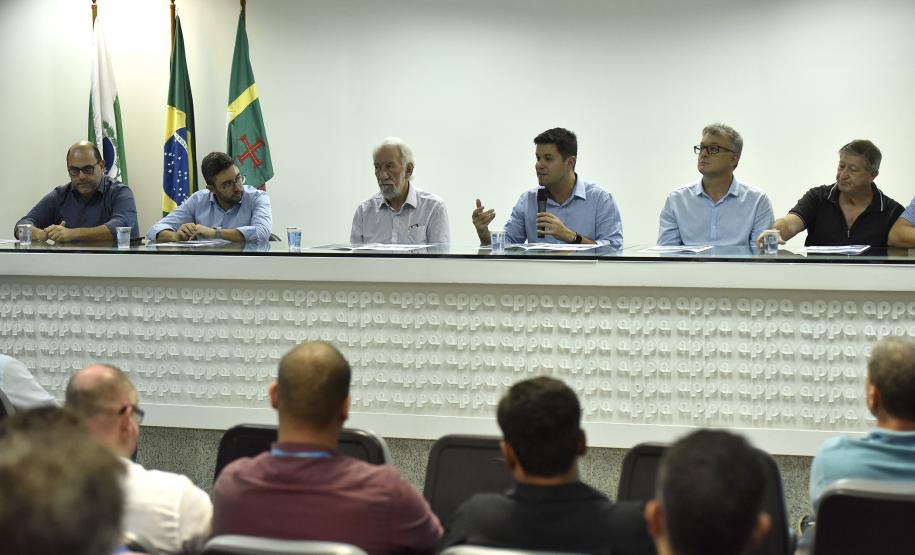 Além de sobrevoarem a área de abrangência dos dois portos, os representantes do Governo do Estado realizaram visita técnica ao cais do Porto de Paranaguá e, na sede administrativa, conversaram com empresários e colaboradores