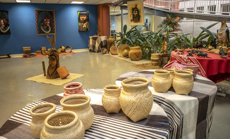 Porto de Paranaguá recebe exposição de artesanato indígena