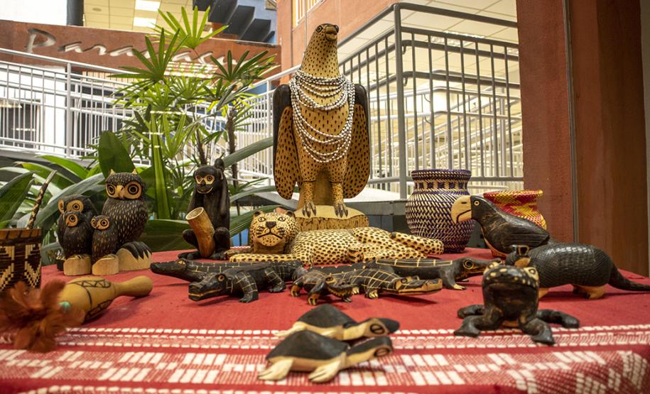 Porto de Paranaguá recebe exposição de artesanato indígena