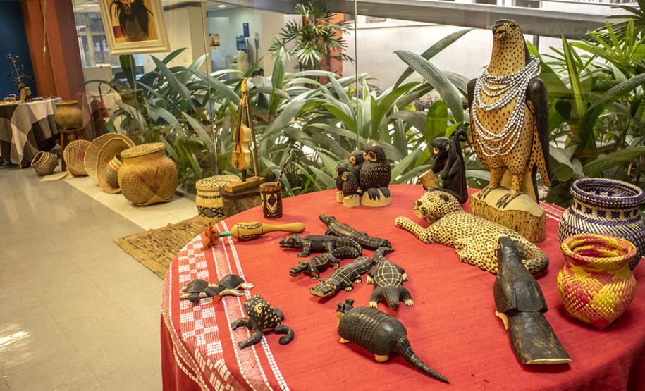 Porto de Paranaguá recebe exposição de artesanato indígena