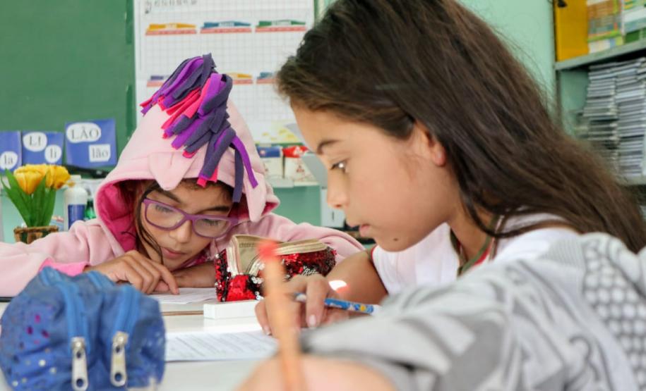 s Portos do Paraná deram início ao primeiro módulo do Programa de Educação Ambiental de 2019. As atividades com as crianças da rede municipal de 12 comunidades do entorno começaram este mês e serão realizadas a cada bimestre, até novembro. No total, são quase 300 alunos, de 1º a 5º anos, que participam das aulas e momentos lúdicos preparados pelos profissionais.