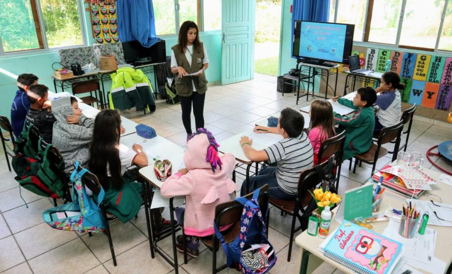 s Portos do Paraná deram início ao primeiro módulo do Programa de Educação Ambiental de 2019. As atividades com as crianças da rede municipal de 12 comunidades do entorno começaram este mês e serão realizadas a cada bimestre, até novembro. No total, são quase 300 alunos, de 1º a 5º anos, que participam das aulas e momentos lúdicos preparados pelos profissionais.