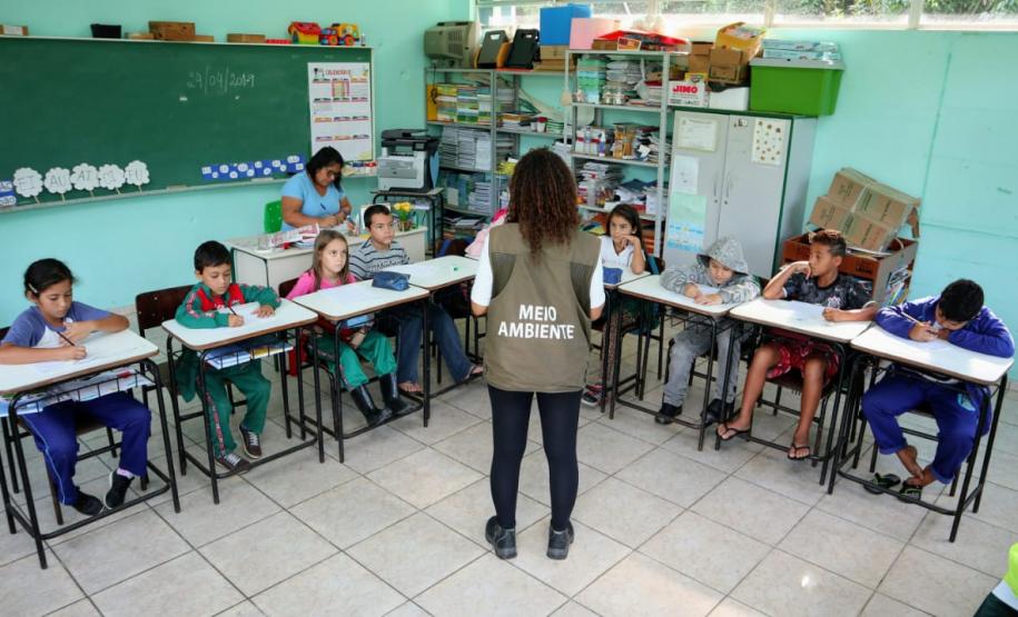 s Portos do Paraná deram início ao primeiro módulo do Programa de Educação Ambiental de 2019. As atividades com as crianças da rede municipal de 12 comunidades do entorno começaram este mês e serão realizadas a cada bimestre, até novembro. No total, são quase 300 alunos, de 1º a 5º anos, que participam das aulas e momentos lúdicos preparados pelos profissionais.