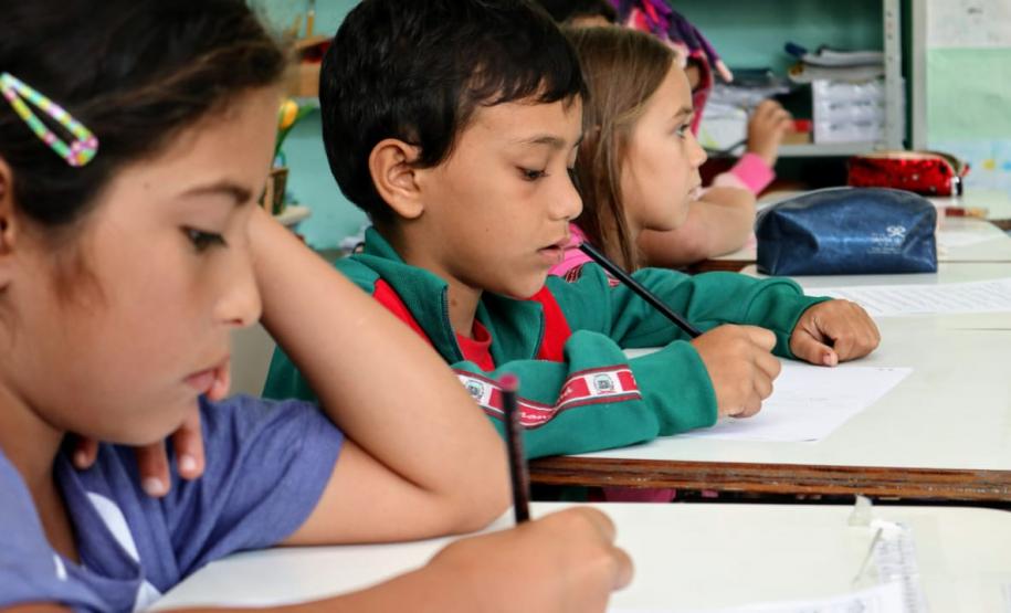 s Portos do Paraná deram início ao primeiro módulo do Programa de Educação Ambiental de 2019. As atividades com as crianças da rede municipal de 12 comunidades do entorno começaram este mês e serão realizadas a cada bimestre, até novembro. No total, são quase 300 alunos, de 1º a 5º anos, que participam das aulas e momentos lúdicos preparados pelos profissionais.