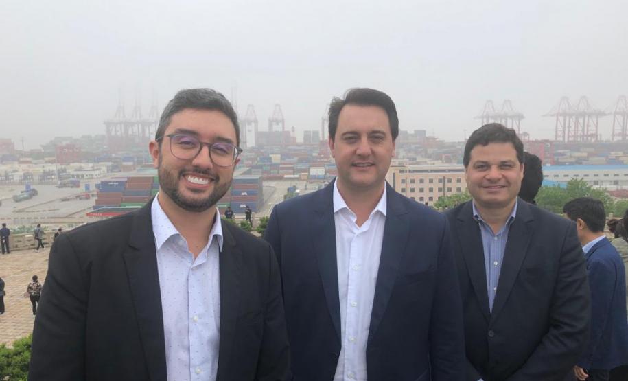 Missao Brasil China 2 Acompanhado do secretário de Estado da Infraestrutura e Logística, Sandro Alex, e do diretor-presidente dos Portos do Paraná, Luiz Fernando Garcia, o governador Ratinho Junior esteve no Porto de Xangai, o maior porto do mundo em movimentação de contêineres. O objetivo é buscar tecnologias e o know how chinês para obras de ampliação do Porto do Paranaguá.