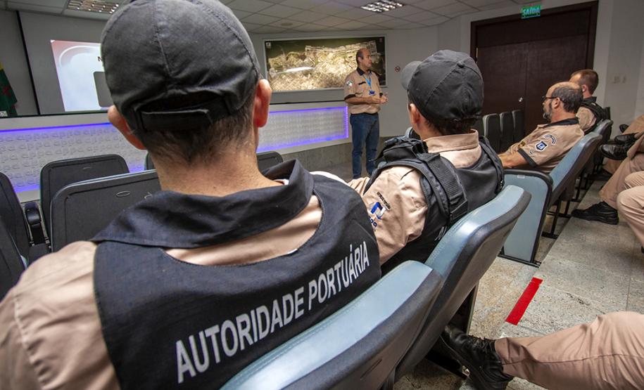 Portos do Paraná fortalecem segurança no cais Além da atuação conjunta com Polícia Militar, Polícia Rodoviárias Federal e Estadual e Guarda Municipal, na segurança de caminhões e veículos na entrada da cidade, a Unidade Administrativa de Segurança Portuária (UASP) atua para coibir ações criminosas dentro do cais público.