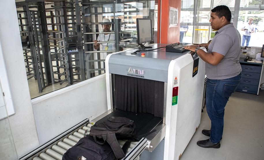 Portos do Paraná fortalecem segurança no cais Além da atuação conjunta com Polícia Militar, Polícia Rodoviárias Federal e Estadual e Guarda Municipal, na segurança de caminhões e veículos na entrada da cidade, a Unidade Administrativa de Segurança Portuária (UASP) atua para coibir ações criminosas dentro do cais público.