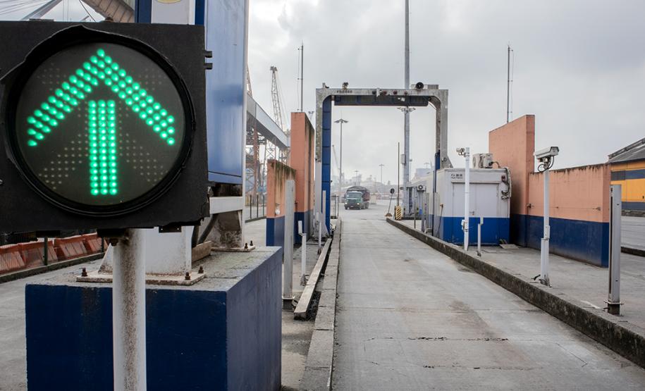Portos do Paraná fortalecem segurança no cais Além da atuação conjunta com Polícia Militar, Polícia Rodoviárias Federal e Estadual e Guarda Municipal, na segurança de caminhões e veículos na entrada da cidade, a Unidade Administrativa de Segurança Portuária (UASP) atua para coibir ações criminosas dentro do cais público.