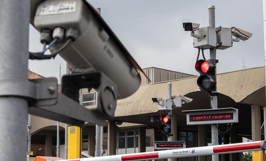 Portos do Paraná fortalecem segurança no cais Além da atuação conjunta com Polícia Militar, Polícia Rodoviárias Federal e Estadual e Guarda Municipal, na segurança de caminhões e veículos na entrada da cidade, a Unidade Administrativa de Segurança Portuária (UASP) atua para coibir ações criminosas dentro do cais público.