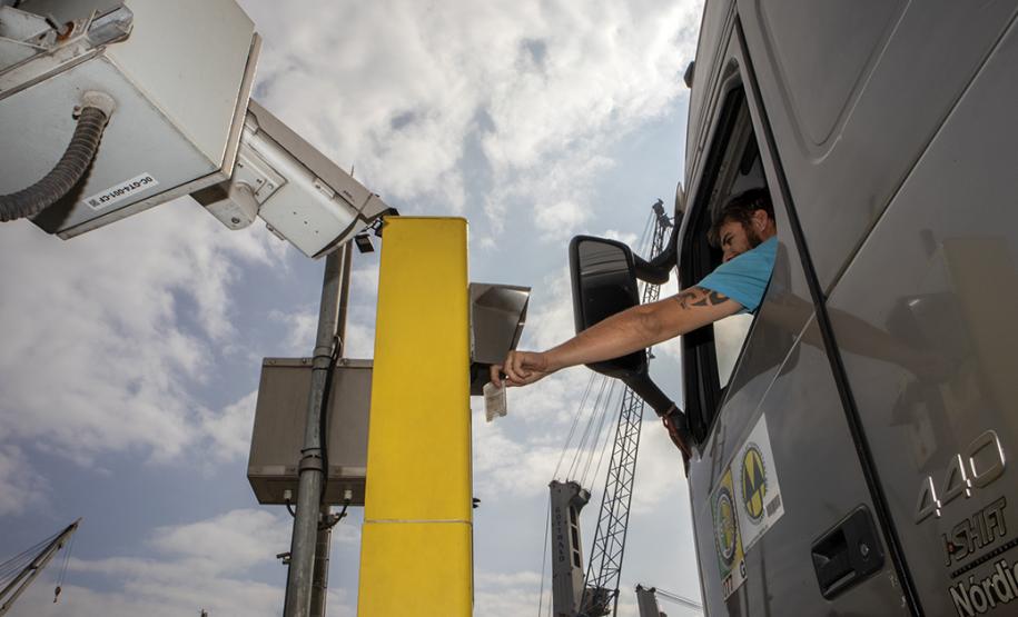 Portos do Paraná fortalecem segurança no cais Além da atuação conjunta com Polícia Militar, Polícia Rodoviárias Federal e Estadual e Guarda Municipal, na segurança de caminhões e veículos na entrada da cidade, a Unidade Administrativa de Segurança Portuária (UASP) atua para coibir ações criminosas dentro do cais público.