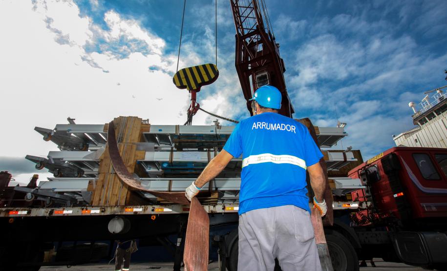 Todos os dias, em média, mais de quatro mil pessoas chegam para trabalhar no Porto de Paranaguá. São funcionários da empresa pública, servidores das empresas operadoras portuárias, motoristas, prestadores de serviços e trabalhadores portuários avulsos, os chamados TPAs.