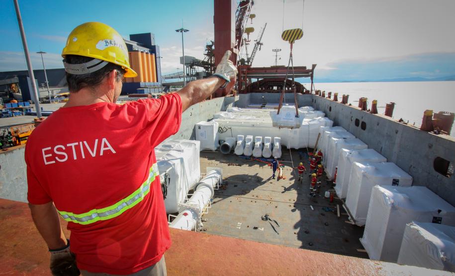 Todos os dias, em média, mais de quatro mil pessoas chegam para trabalhar no Porto de Paranaguá. São funcionários da empresa pública, servidores das empresas operadoras portuárias, motoristas, prestadores de serviços e trabalhadores portuários avulsos, os chamados TPAs.