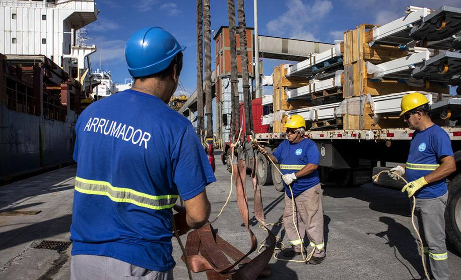 Todos os dias, em média, mais de quatro mil pessoas chegam para trabalhar no Porto de Paranaguá. São funcionários da empresa pública, servidores das empresas operadoras portuárias, motoristas, prestadores de serviços e trabalhadores portuários avulsos, os chamados TPAs.