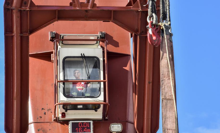 Todos os dias, em média, mais de quatro mil pessoas chegam para trabalhar no Porto de Paranaguá. São funcionários da empresa pública, servidores das empresas operadoras portuárias, motoristas, prestadores de serviços e trabalhadores portuários avulsos, os chamados TPAs.