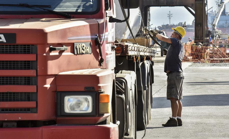 Todos os dias, em média, mais de quatro mil pessoas chegam para trabalhar no Porto de Paranaguá. São funcionários da empresa pública, servidores das empresas operadoras portuárias, motoristas, prestadores de serviços e trabalhadores portuários avulsos, os chamados TPAs.